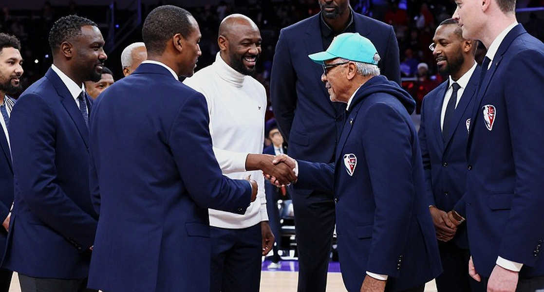 Khi Flavor Flav ngồi cạnh Sandro Mamukelashvili: giải phẫu tình bạn không tưởng nhất NBA