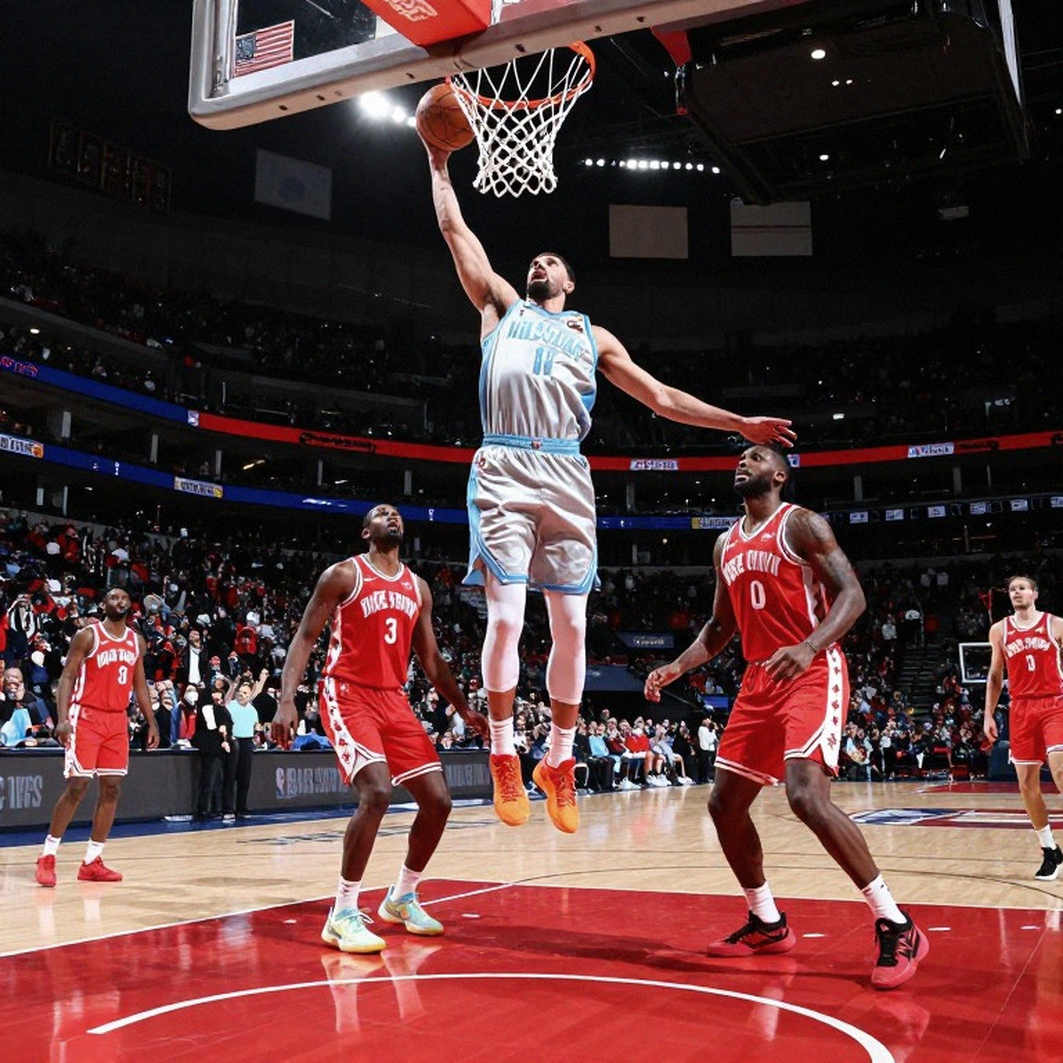 Điểm mù giữa hai nhịp di chuyển: Khi Spoelstra gọi Giannis là 'Magic mới' và bài toán không có lời giải trong 400 trận
