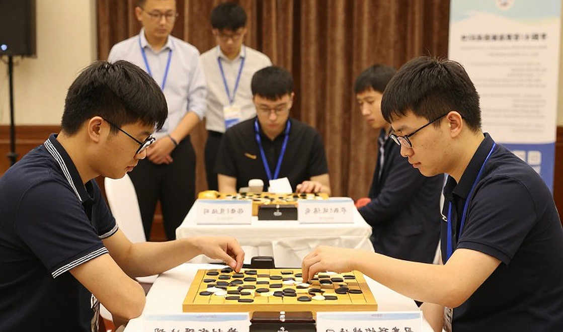 GCL 2026: Nepomniachtchi dọa Carlsen, rồi thắng Sindarov trên đồng hồ