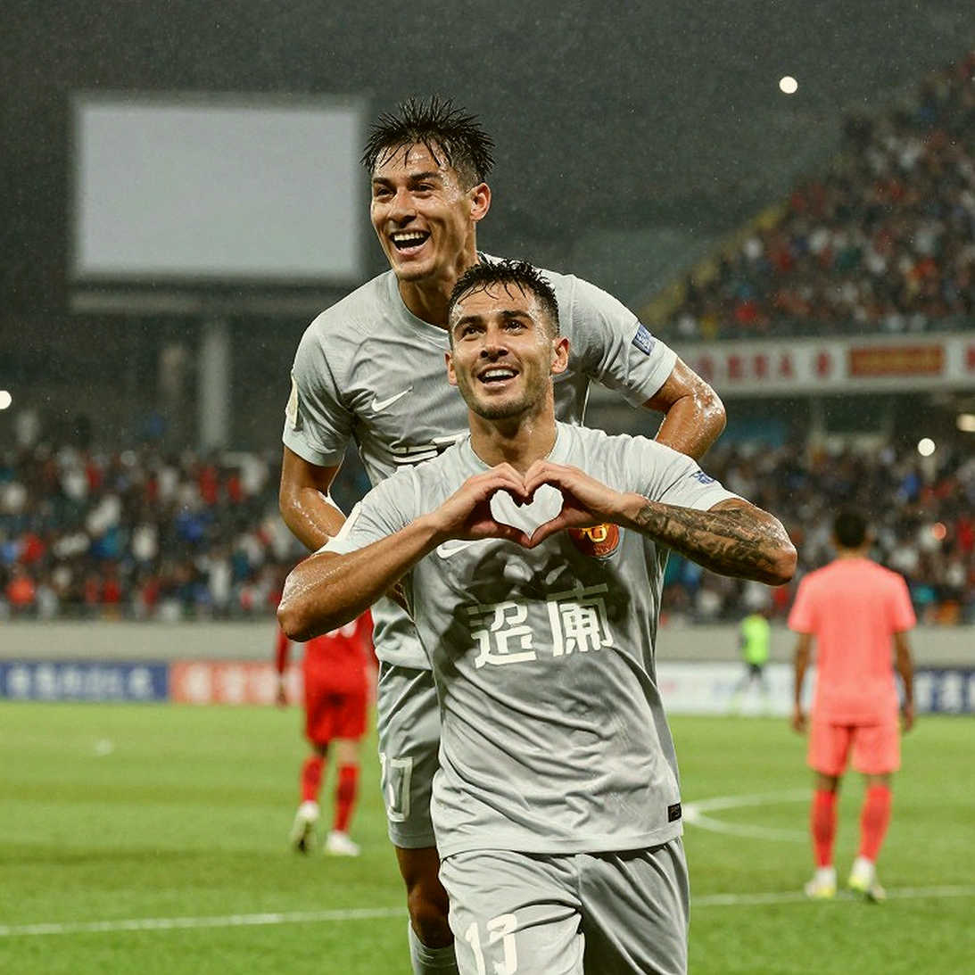 Raúl Asencio lên bàn mổ: Vết nứt nơi xương ống chân và hai tháng im lặng của Real Madrid